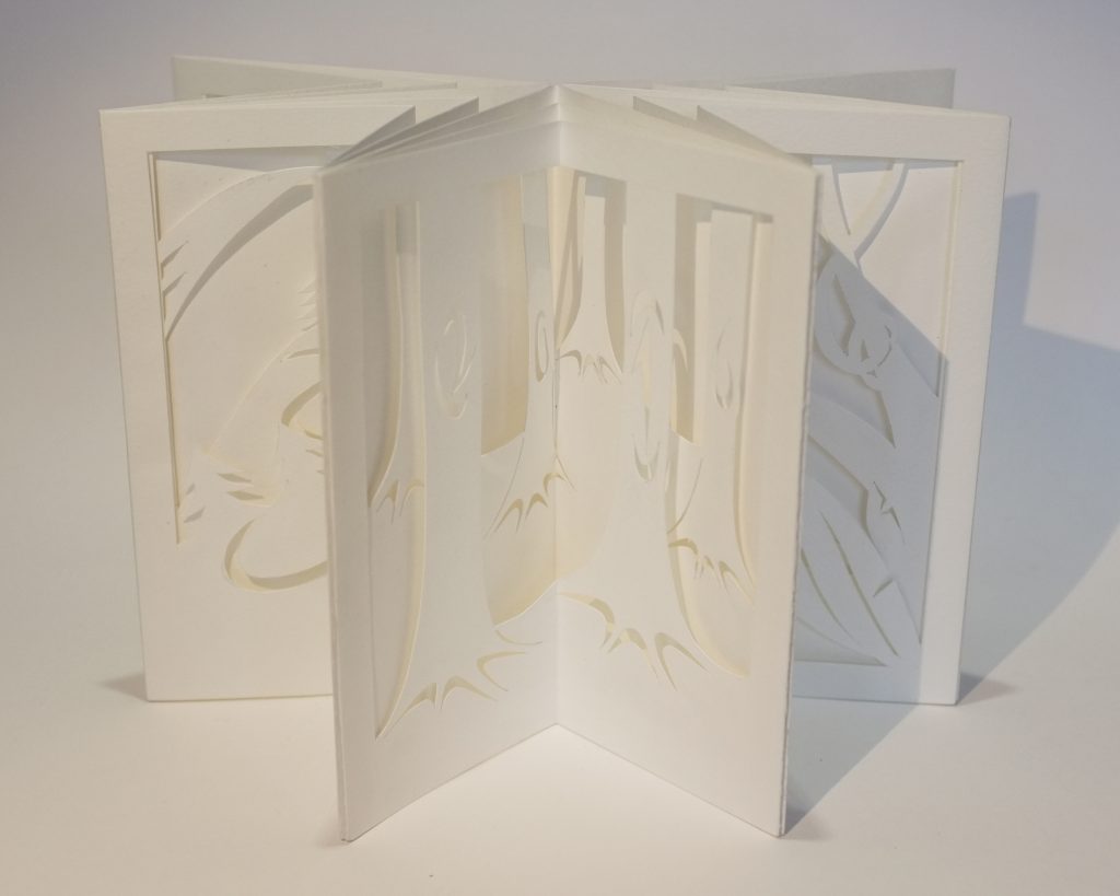 Livre pop-up carrousel, voeux 2016. Debout, moitié ouvert, face forêt
