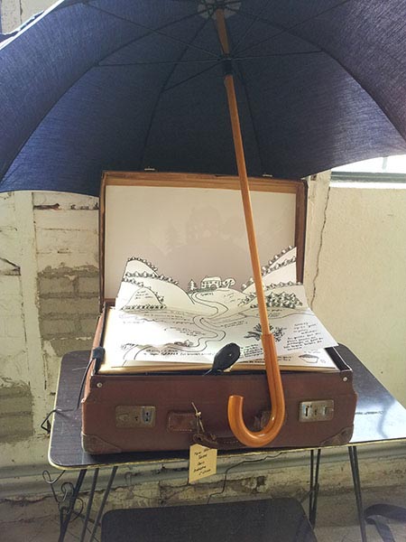 Paris-Ardèche, 2ème classe par Marie-Hélène Taisne/MHT Pop up, exposition “Qu’est-ce qu’on trimballe, Valises d’artistes” – Cie L’Emporte Pièces.