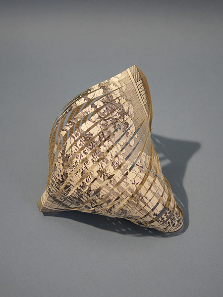 Coquillage en papier réalisé dans une gravure de journal ancien