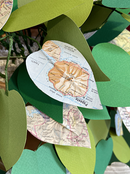 Philodendron voyageur, objet papier réalisé sur commande, détail de la feuille Papeete
