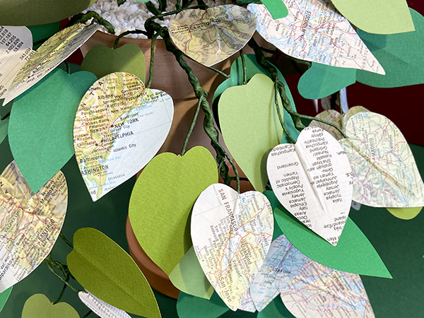 Philodendron voyageur, objet papier réalisé sur commande, rameau Plante en papier découpé - un philodendron hederaceum - réalisée sur commande avec des extraits d'atlas géographique. Détail du rameau Amérique du Nord