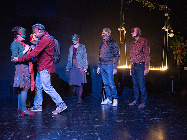 Spectacle pièce Atacachaw, écrite et mise en scène par Jessie Chapuis. Scène des masques