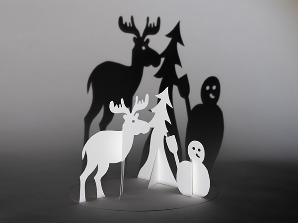 Saynète animalière d’hiver en papier découpé, modèle élan, bonhomme de neige et sapin. Vue éclairée et ombres