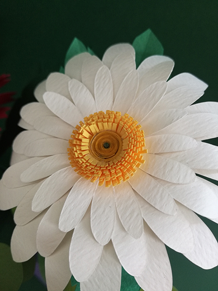 Fleur en papier découpé mis en volume, détail du coeur