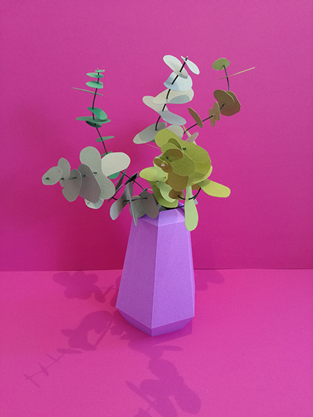 Bouquet d'eucalyptus en papier découpé mis en volume