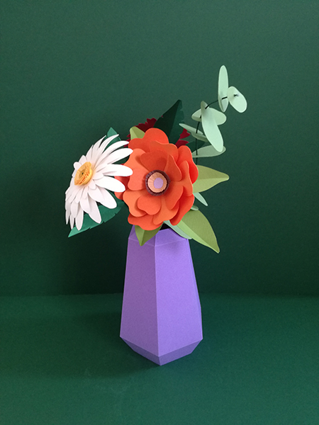 Bouquet de fleurs et eucalyptus en papier découpé mis en volume