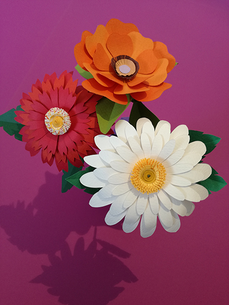 Bouquet de fleurs en papier découpé mis en volume