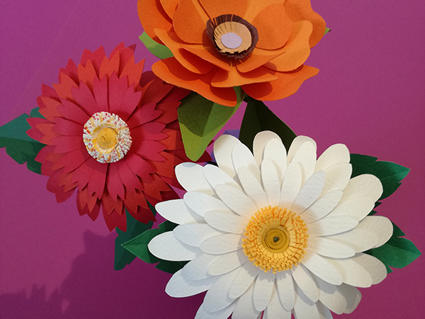 Bouquet de fleurs en papier découpé mis en volume, détail