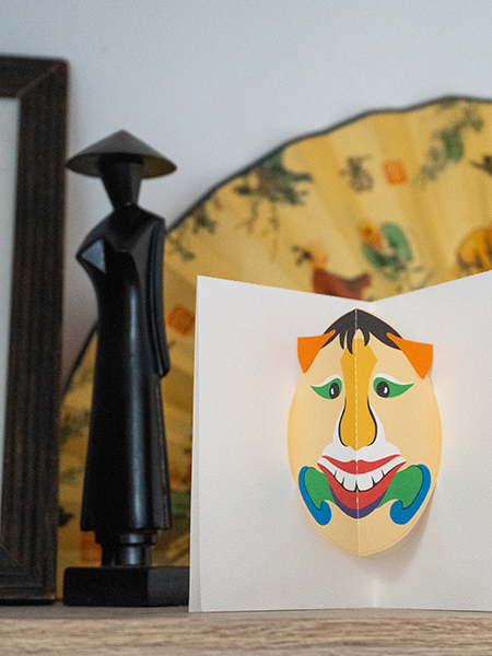 Carte Masque du Vietnam Grandes dents mise en scène par Léa Lalonde, agence Boujou bien !