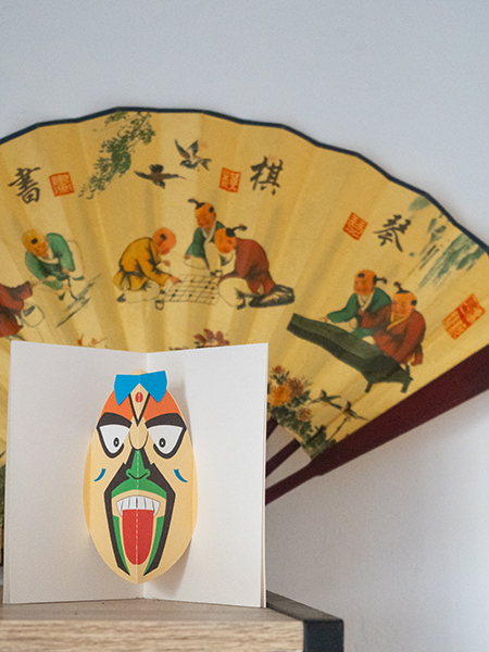 Carte Masque du Vietnam Tire-la-langue mise en scène par Léa Lalonde, agence Boujou bien !