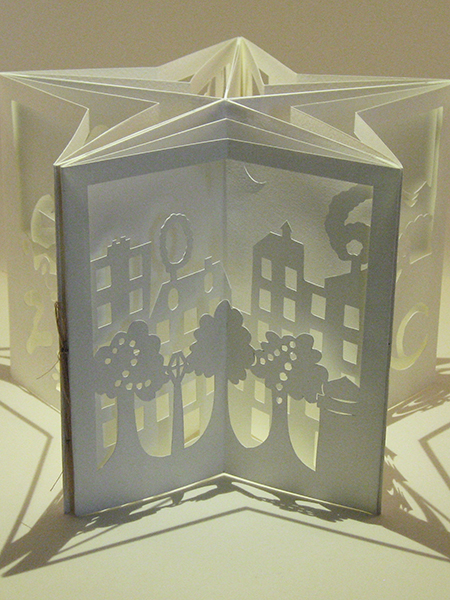 Livre pop-up carrousel de voeux 2016, page sur le thème de la ville. Un "2016" se cache dans le décor...